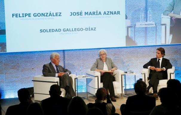 Felipe González (i) y José María Aznar, junto a la presidenta de El País, Soledad Gallego-Díaz