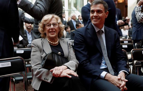 Pedro Sánchez con Manuela Carmena, en los actos del día de la Comunidad de Madrid, el pasado 2 de Mayo. EFE/Chema Moya