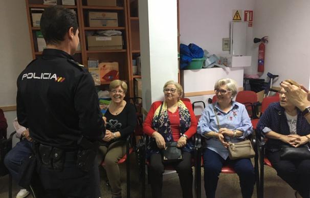 Miembros de la Policía Nacional en Almería impartiendo un curso de defensa personal para personas mayores (Foto: Cruz Roja)