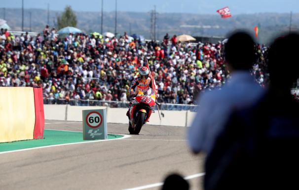 El piloto español del equipo Repsol Honda Marc Márquez celebra la victoria en el Gran Premio de Aragón de MotoGP disputado hoy en el circuito Motorland de Alcañiz (Teruel). EFE/Javier Cebollada