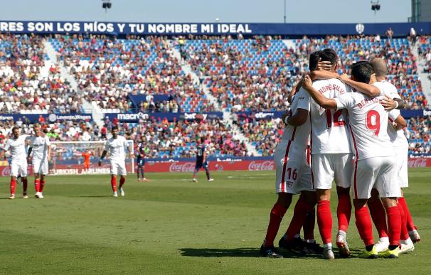 Los jugadores del Sevilla celebran el quinto gol ante el Levante. EFE/Kai Försterling