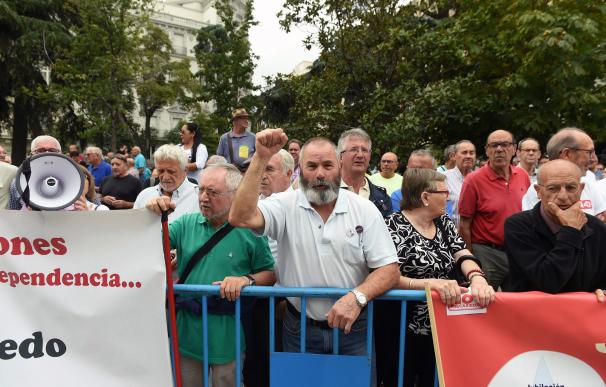 Los pensionistas vuelven a concentrarse frente al Congreso de los Diputados