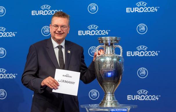 El presidente de la Federación Alemana de Fútbol (DFB), Reinhard Grindel, posa después de que la UEFA anunciara que Alemania tomará el relevo como organizador de la Eurocopa 2024, durante una ceremonia en la sede de la organización en Nyon, Suiza, hoy, 2
