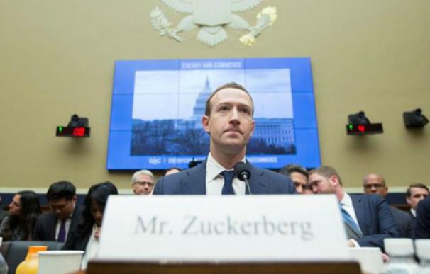 Zuckerberg testifica ante el Comité del Congreso sobre Energía y Comercio sobre "Transparencia y el uso de información del usuario", en el Capitolio de Washington DC (EFE)