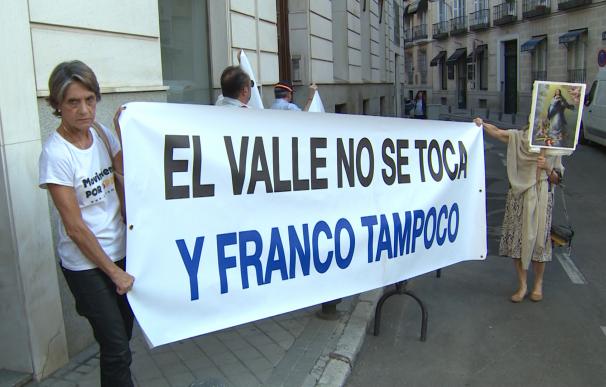 Concentración contra la exhumación de los restos de Franco