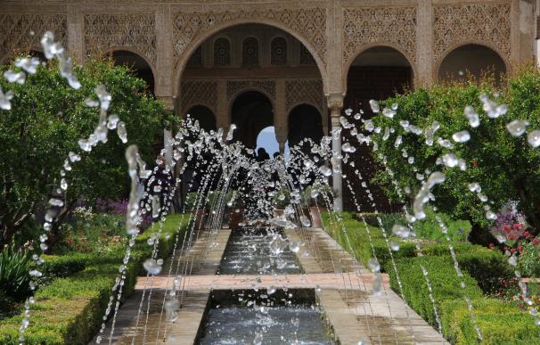 La Alhambra es uno de los grandes monumentos de España.