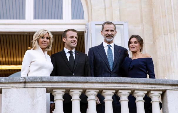 Emmanuel Macron, su mujer, Brigitte, el rey de España, Felipe VI y la reina Letizia, durante una visita a la exposición de Miró en el Grand Palais en París