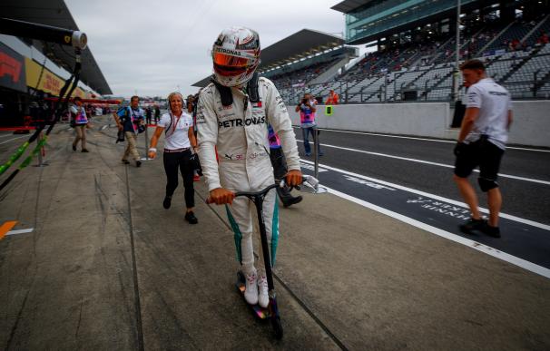 El británico de Mercedes AMG GP Lewis Hamilton conduce un monopatín de vuelta al garaje al finalizar una sesión de entrenamiento en el circuito de Suzuka, Japón, el 5 de octubre de 2018. EFE/ Diego Azubel