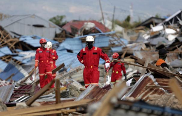 Un equipo de rescate busca personas bajo las ruinas de una casa en Petobo, Palu, Sulawesi Central, Indonesia, el 6 de octubre de 2018 (EFE/EPA/HOTLI SIMANJUNTAK)