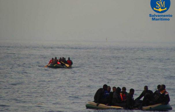 Imagen de archivo del rescate de 32 personas en el Estrecho. (Foto: Salvamento Marítimo)