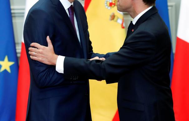 El jefe del Gobierno, Pedro Sánchez (i), y el presidente francés, Emmanuel Macron (d), durante la rueda de prensa tras su reunión en el Palacio del Elíseo (EFE(