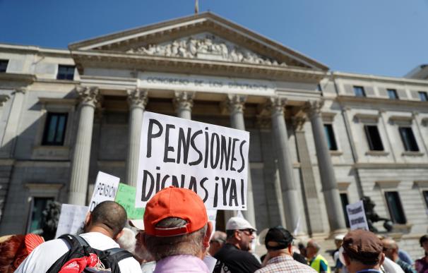 Protestas pensiones ante el Congreso / EFE