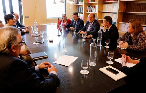 Foto de archivo de reunión Andoni Ortuzar con diputados y senadores de PNV
