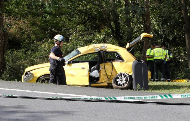 Tres hombres de entre 29 y 37 años que viajaban en el mismo vehículo han fallecido esta mañana en un accidente de tráfico ocurrido en Valdoviño (A Coruña) EFE/Kiko Delgado