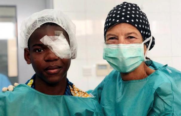 Fotografía de la cirujana española Elena Barraquer, que ha operado esta semana a 250 personas con cataratas en Angola (EFE)