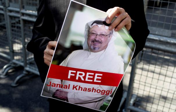 Manifestantes a las afueras del consulado para protestar contra la desaparición del periodista Jamal Khashoggi.EFE
