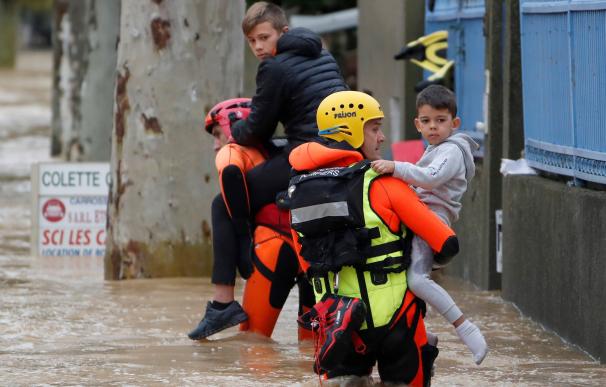 Dos menores son evacuados por bomberos en la ciudad de Trebes.