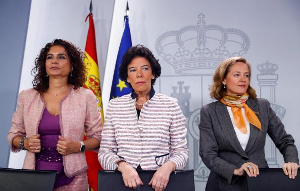 Las ministras de Hacienda María Jesús Montero (i), ministra Portavoz Isabel Celaá (c), y de Economía Nadia Calviño tras el Consejo de Ministros
