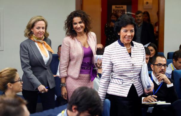 Las ministras de Hacienda María Jesús Montero (c), Portavoz Isabel Celaá (d), y de Economía Nadia Calviño, tras el Consejo de Ministros