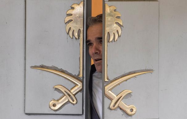 Un empleado entreabre la puerta del consulado de Arabia Saudí en Estambul, Turquía, el 12 de octubre de 2018. (EFE/ Sedat Suna)
