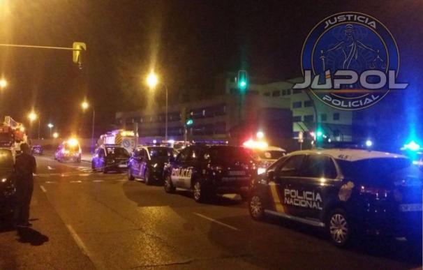 Imagen de coches de Policía tras el intento de fuga en el CIE de Aluche | @JupolNacional