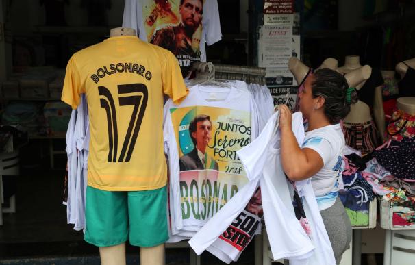 Fotografía de una tienda donde se venden camisetas alusivas al candidato presidencial Jair Bolsonaro el martes, 9 de octubre, en Río de Janeiro (EFE/Marcelo Sayão)