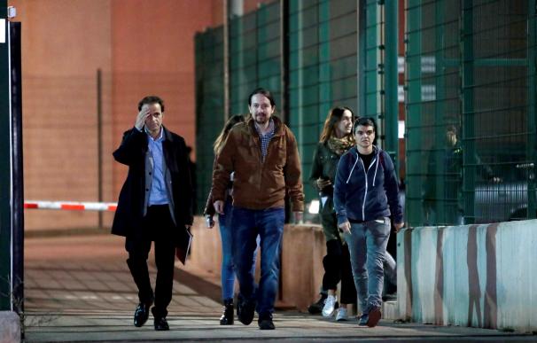 El líder de Podemos, Pablo Iglesias (c), acompañado por la diputada de En Comú Podem en el Congreso, Lucía Martín (d), y el teniente de alcalde en el Ayuntamiento de Barcelona, Jaume Asens (i), a su salida de la prisión de Lledoners (Barcelona) EFE
