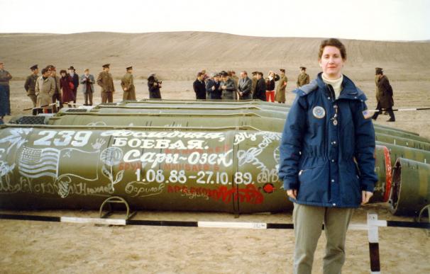 Eileen Malloy, jefa de la unidad de control de armas en la Embajada de EEUU En Moscú, en el lugar de destrucción de los últimos misiles soviéticos en Saryozek, (antigua Unión Soviética), Kazajstán, el 11 de mayo de 1990. (EFE/EPA)