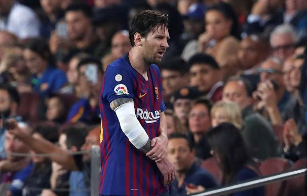 El delantero argentino del FC Barcelona, Leo Messi, abandona el terreno de juego tras caer lesionado. EFE/Alberto Estévez.