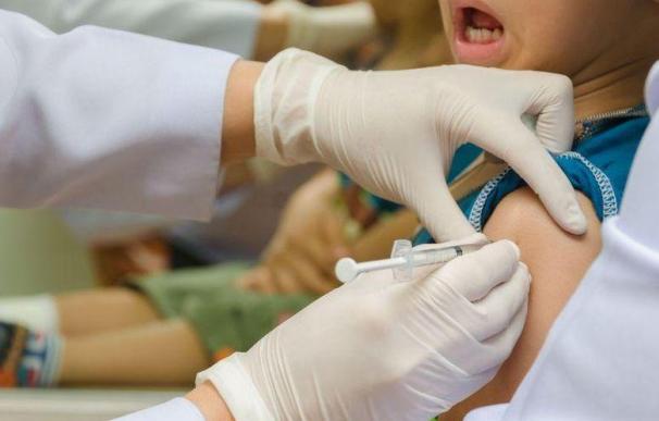 Llega el calendario de vacunas: la meningitis se teme, con 105 casos
