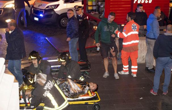 Miembros de los servicios de emergencia italianos atendieron a los heridos