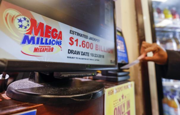 Un cliente compra boletos de lotería Mega Millions en una tienda minorista en Washington.