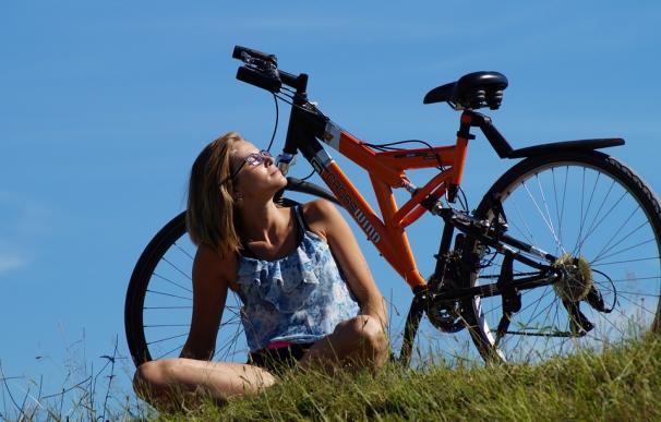 Fotografía de una mujer con una bicicleta.