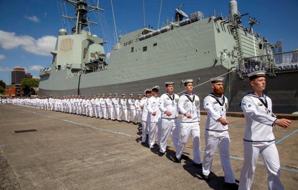 Los miembros de la tripulación del barco HMAS Brisbane marchan durante el acto celebrado en la Isla Jardín, Sydney. (EFE/Nicolas Gonzalez)
