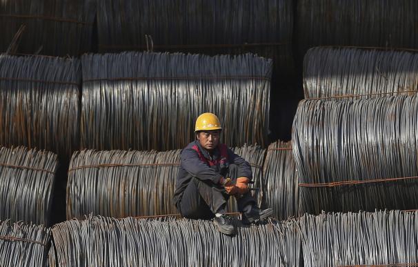 Un trabajador descansa en una fábrica de acero en Shenyang, en la provincia de Liaoning, noreste de China. EFE/EPA