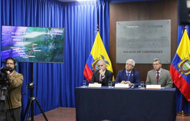 El ministro Aurelio Hidalgo (d.) junto al Secretario de la Presidencia Eduardo Jurado en la rueda de prensa sobre el proyecto (Foto: Micaela Ayala V./MTOP)