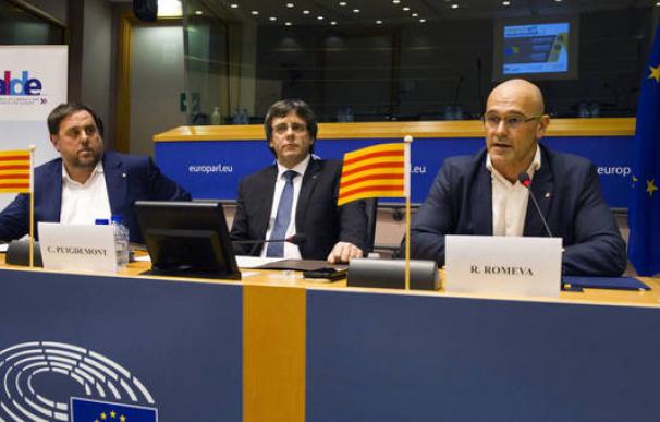 Puigdemont durante una conferencia en una sala del Parlamento Europeo junto al exvicepresidente Oriol Junqueras, y el 'conseller' de Asuntos Exteriores de la Generalitat, Raül Romeva. EFE