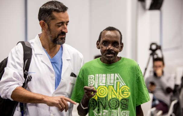 El doctor Cavadas junto al paciente keniano que había sido atacado por una hiena.