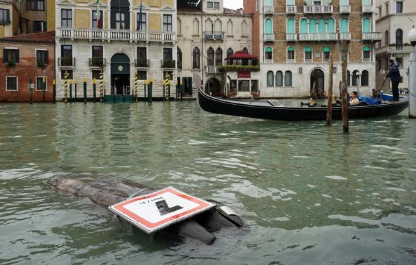 Vista de una señal derribada durante una tormenta la pasada noche en Venecia, Italia.