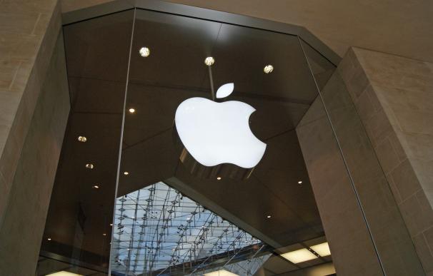 Logo de Apple en su tienda en París.