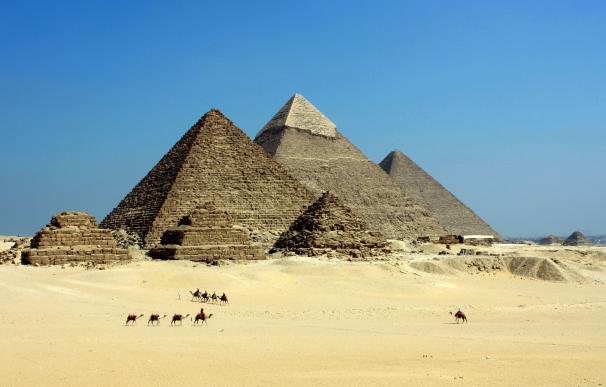 Vista de las pirámides de Keops, Kefrén y Micerinos, en Guiza