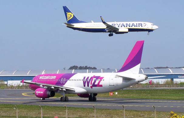 Fotografía de un avión de Wizz Air y de otro de Ryanair.