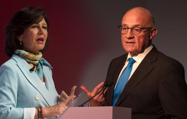 Ana Botin, presidenta de Banco Santander y Josep Oliú, presidente del Sabadell.