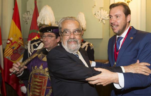 Tomás Rodríguez Bolaños felicita a Óscar Puente tras ser investido este último como alcalde de Valladolid. R. GARCÍA EFE