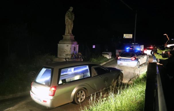 Una caravana de la policía escolta un coche fúnebre que transporta el ataúd de una de las nueve víctimas en Casteldaccia, (Palermo), Sicilia. EFE