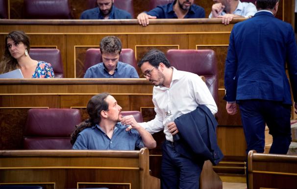 Iglesias y Garzón charlan durante la sesión del Congreso.
