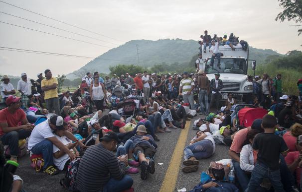 Centroamericanos que forman parte de la caravana migrante descansan en su recorrido hacia EEUU