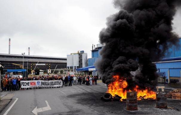 Protestas en la fábrica de Alcoa de A Coruña.