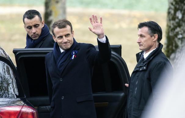El presidente francés, Emmanuel Macron (c), durante una ceremonia en memoria de los soldados caídos durante la Batalla de las Fronteras, en Morhangue (Francia).