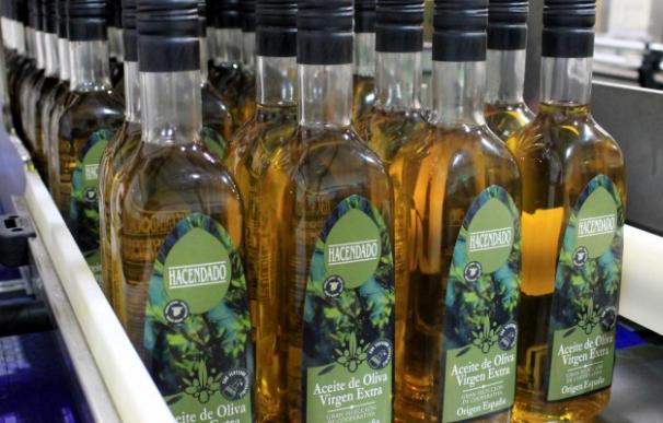 Botellas de aceite de Sovena bajo la marca Hacendado